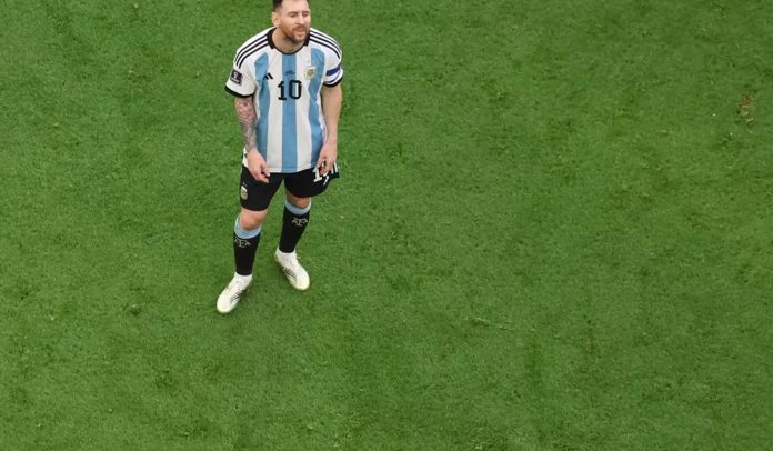 Messi se lamenta por la derrota del primer partido de Argentina en Qatar 2022. Foto: @fifaworldcup.