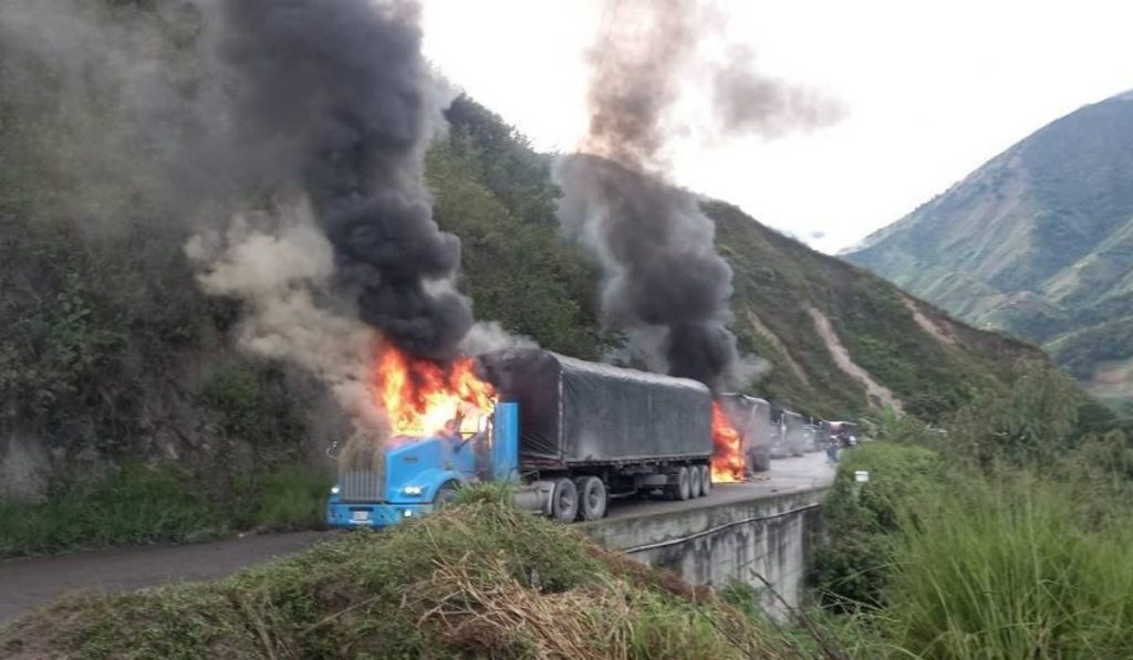 Siete tractomulas incineradas en vía Ocaña-Cúcuta, Norte de Santander