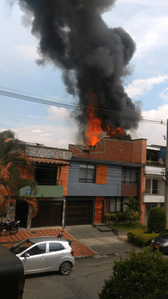 Tras accidente de avión en barrio Belén Rosales de Medellín evacuarán viviendas para evitar colapsos