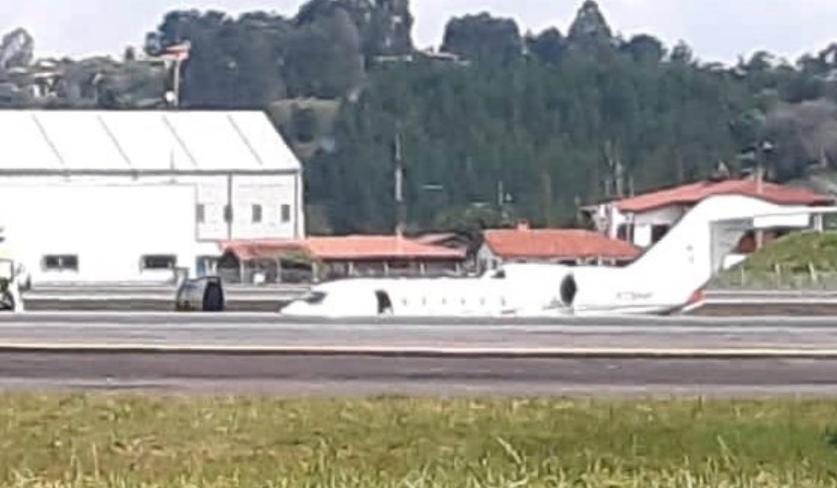 Una aeronave se salió de la pista del aeropuerto José María Córdova en la tarde de este jueves, 29 de diciembre. No hay personas lesionadas. Foto: Twitter @TorreElDorado