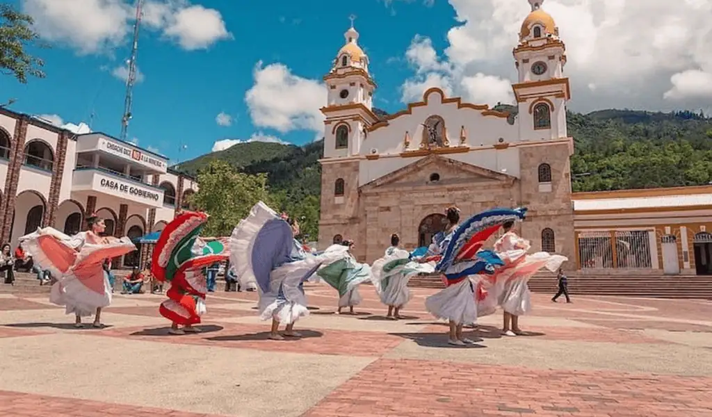 El municipio colombiano que entró al selecto grupo de mejores pueblos turísticos en el mundo Pueblo de Colombia, Choachí, plaza principal