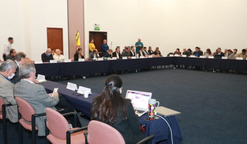 La Mesa de Concertación de Políticas Salariales y Laborales sesiona para definir el alza del salario mínimo 2023 en Colombia. Foto: MinTrabajo.