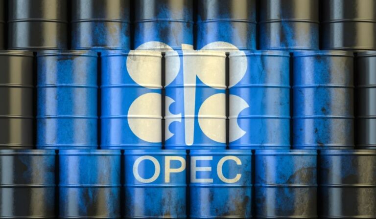 OPEP+ acordó retrasar un mes más el alza de producción de petróleo de diciembre