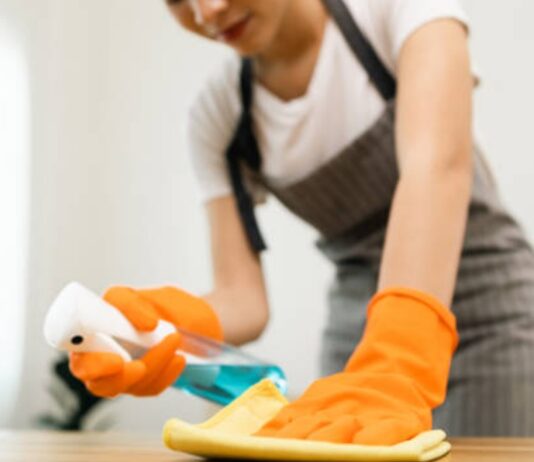 Empleada doméstica. Foto: tomada de istockphoto.com - chanakon laorob