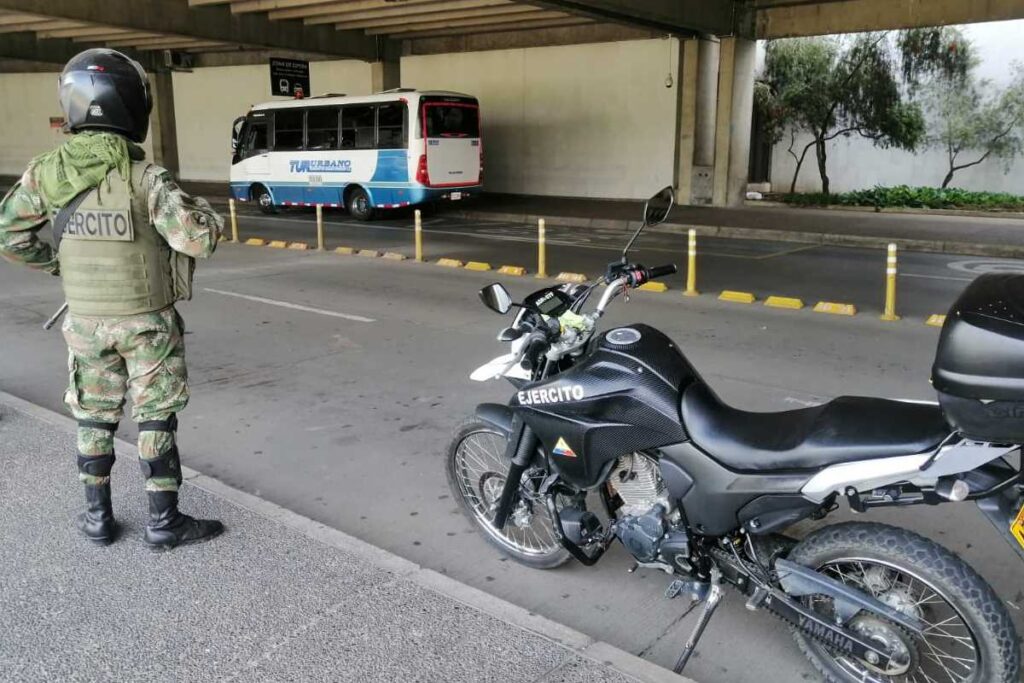 Se reduce movilidad hacia el Aeropuerto José María Córdova por protesta de transportadores El Ejército Nacional brinda protección a transportadores en el Aeropuerto José María Córdoba. Foto: @AlcRionegro