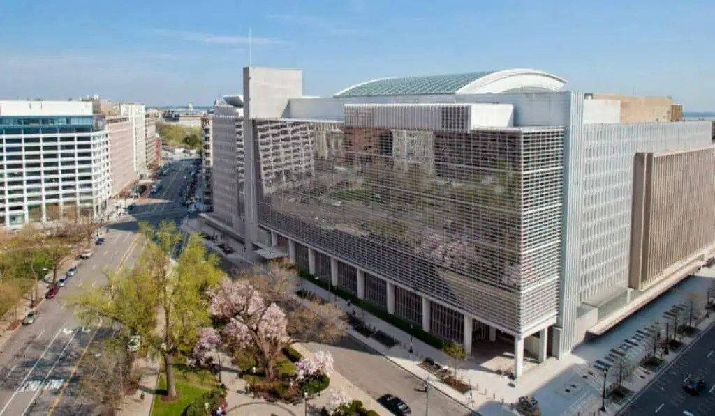 Banco Mundial prevé que el PIB global se desacelere al 2,2 % entre 2022 y 2030, el nivel más bajo en 30 años Banco Mundial prevé que el PIB global crezca en 2,2 % en promedio entre 2022 y 2030