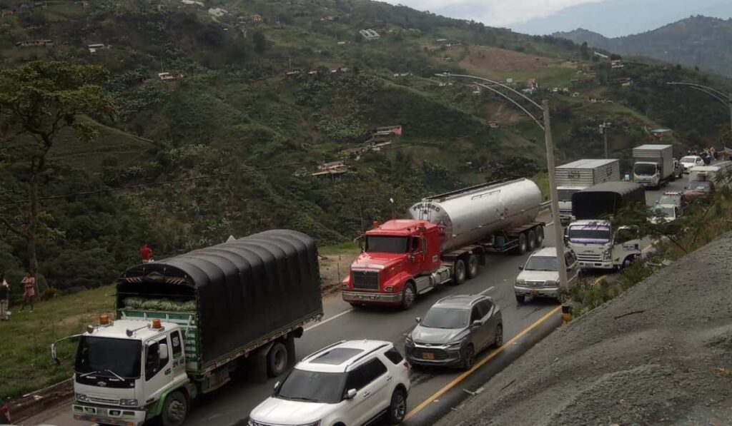 Bloquean importante vía de acceso a Medellín por subida en tarifas de peaje