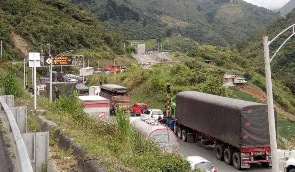 Bloquean importante vía de acceso a Medellín por subida en tarifas de peaje Bloqueo túnel de Occidente