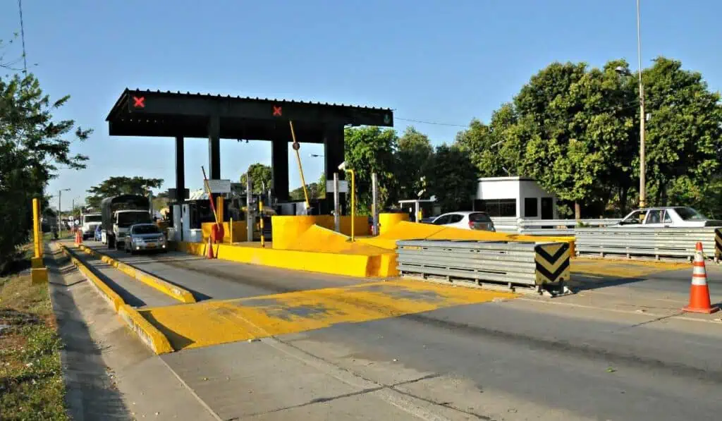 ¿Es legal dejar de pagar un peaje en Colombia si hay trancón en la vía? Subirían los peajes en Colombia tras estar congelados desde enero.
