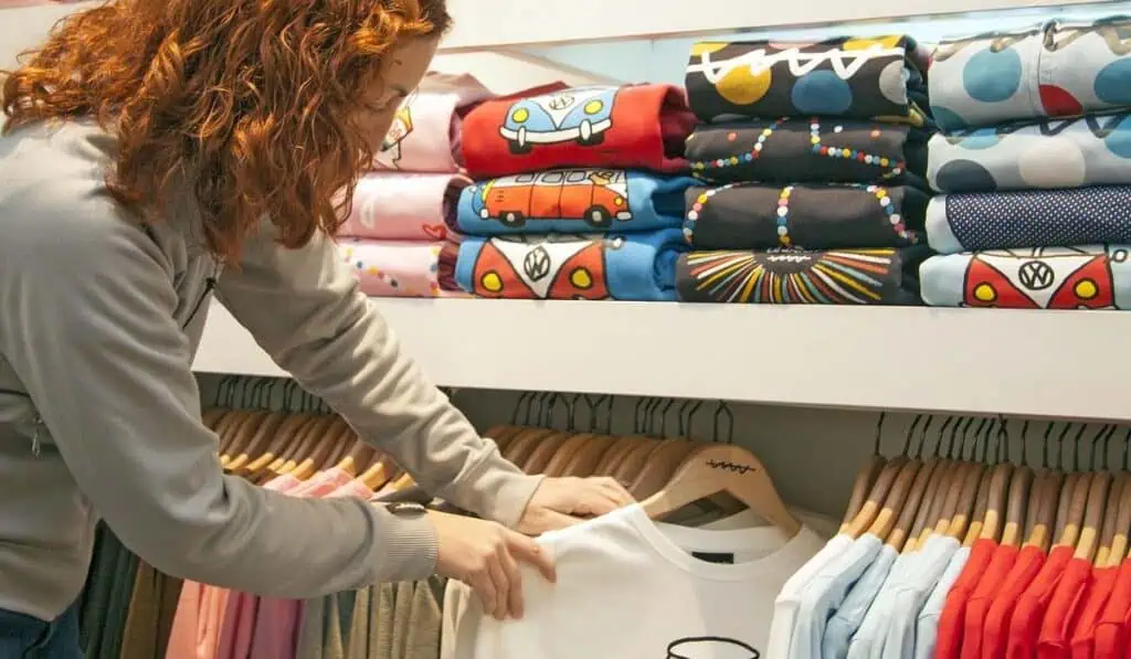 Confianza comercial en Colombia repunta en noviembre, mientras la industrial registra fuerte caída Confianza comercial en Colombia