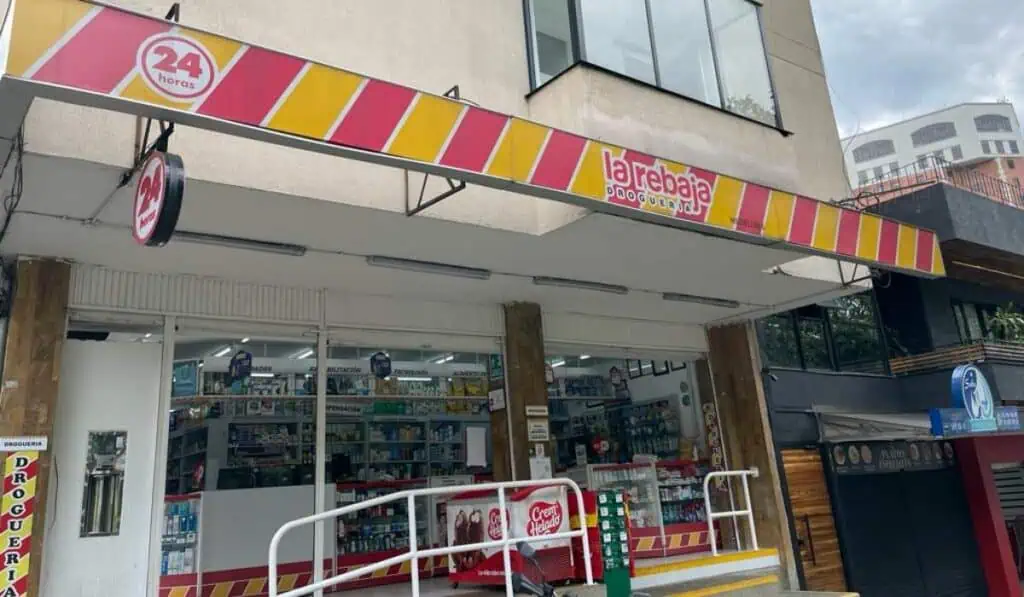 Drogas La Rebaja serían controladas por el Gobierno Petro: esta es la causa Drogas La Rebaja.