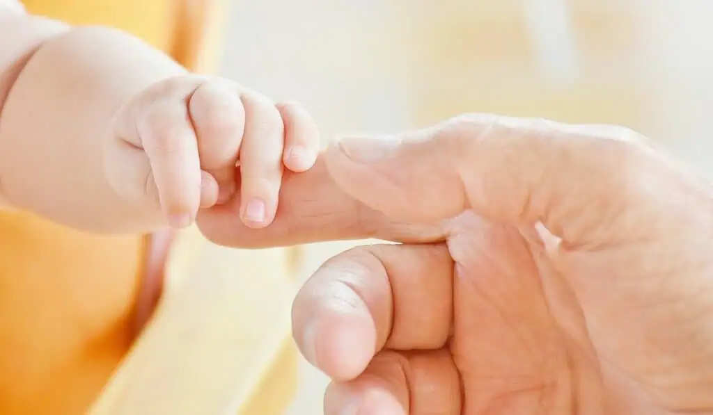 Corte Constitucional aclara cuándo una empresa no puede despedir a un trabajador que será padre y cuándo debe pagar indemnización Licencia de paternidad cambia en la reforma laboral de Colombia