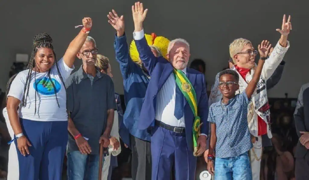 Bolsa de Brasil retrocede 3 % y el real se deprecia tras posesión de Lula Brasil, presidente Luiz Inácio Lula Da Silva.