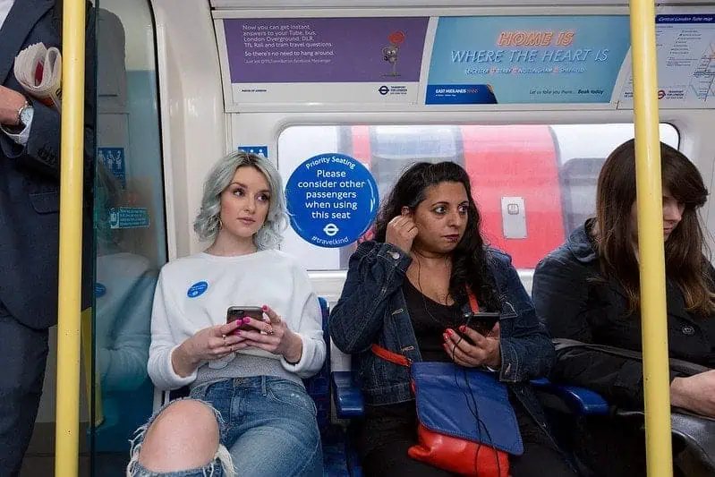 ¿Cuáles son las capitales con los mejores metros del mundo? Pasajeras en el 'Tube' como se le conoce al Metro de Londres. Foto: Metro de Londres/Flickr.