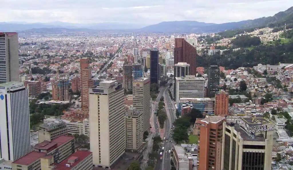PIB de Colombia podría caer 3,7 % si la FED acelera ritmo de alza en tasas PIB de Colombia podría caer 3,7 %