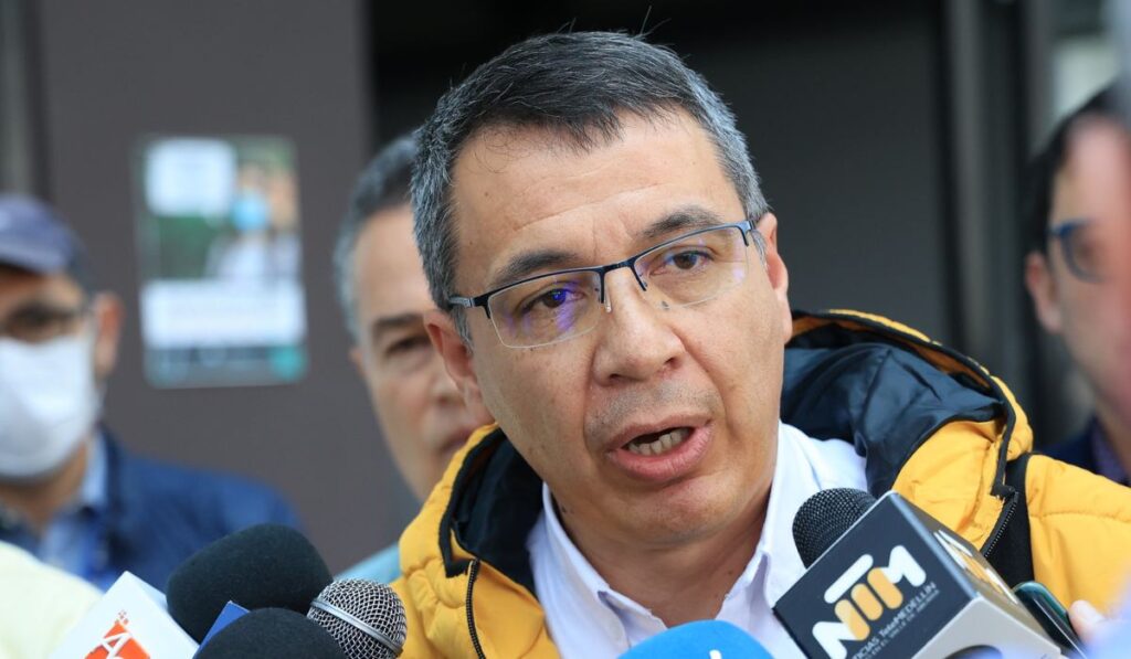 William Camargo, presidente de la ANI, en diálogo con medios en Colombia. Foto: MinTransporte.