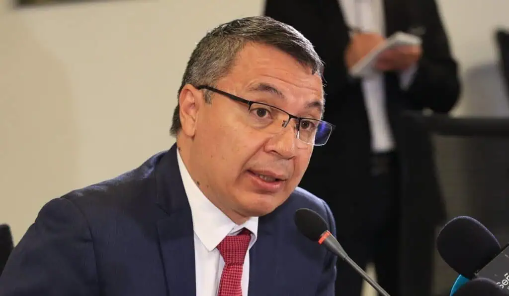 Gobierno Petro ve difícil rebajar IVA a tiquetes aéreos, pero lo sigue analizando William Camargo, ministro de Transporte