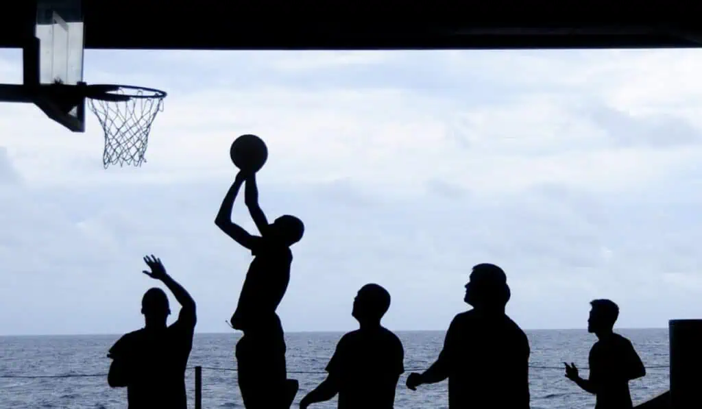Formula 1: GP de Mónaco, entre lo más atractivo de la parrilla deportiva para este domingo 28 de mayo Gente juega baloncesto