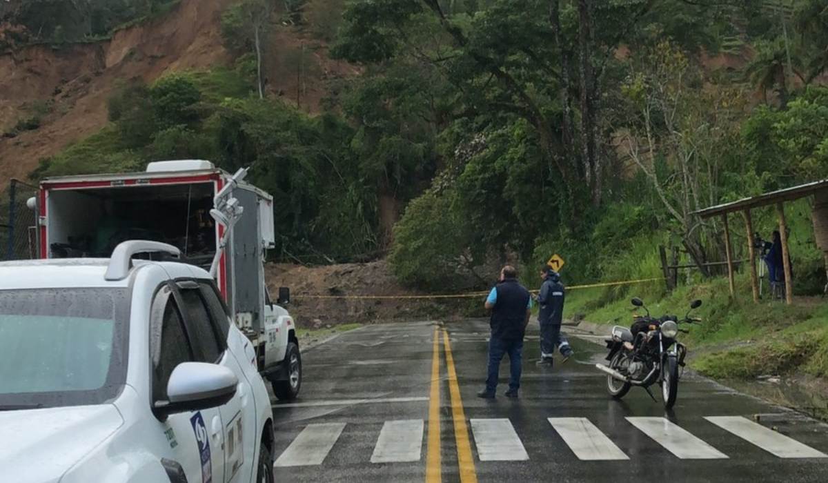 derrumbe-via-panamericana DIAN amplió plazos para pagar impuestos de declarantes de Cauca y Nariño (Colombia)