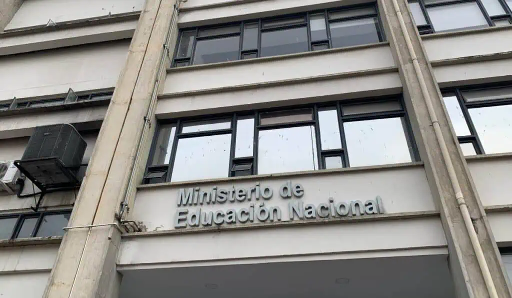 Ministerio de Educación reitera sanciones por cobros no autorizados en listas escolares de Colombia Educación