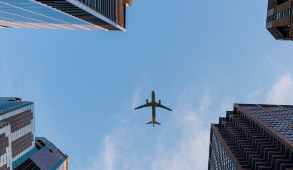 El gobierno Petro avanza en un plan para impulsar aeropuertos en regiones que históricamente no han sido intervenidas. Foto: Pexels/Cameron Casey.