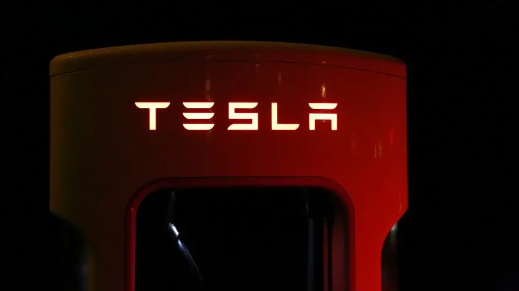 Planta europea de Tesla carbura y alcanza producción de 4.000 autos semanales; acción se dispara Tesla