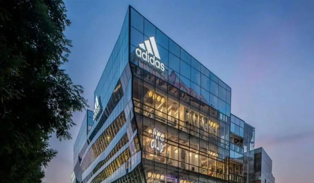 ¿Cuáles son las marcas que más importan ropa en Colombia? Sede Adidas