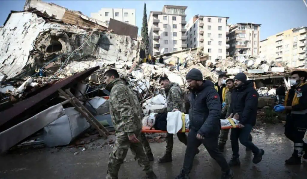 Asciende a casi 5.000 personas fallecidas entre Turquía y Siria por terremotos; declaran estado de emergencia Asciende a casi 5.000 personas fallecidas entre Turquía y Siria por terremotos; declaran estado de emergencia