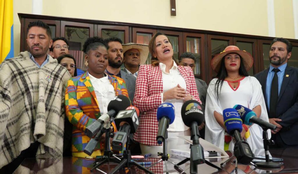 Carolina Corcho, ministra de Salud (centro), durante la radicación de la reforma a la salud en el Congreso. Foto: Presidencia