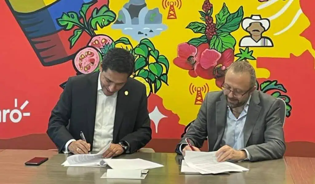 Claro Colombia y AWS (Amazon) sellan acuerdo para acelerar transformación digital de las empresas Claro Colombia alianza con AWS.