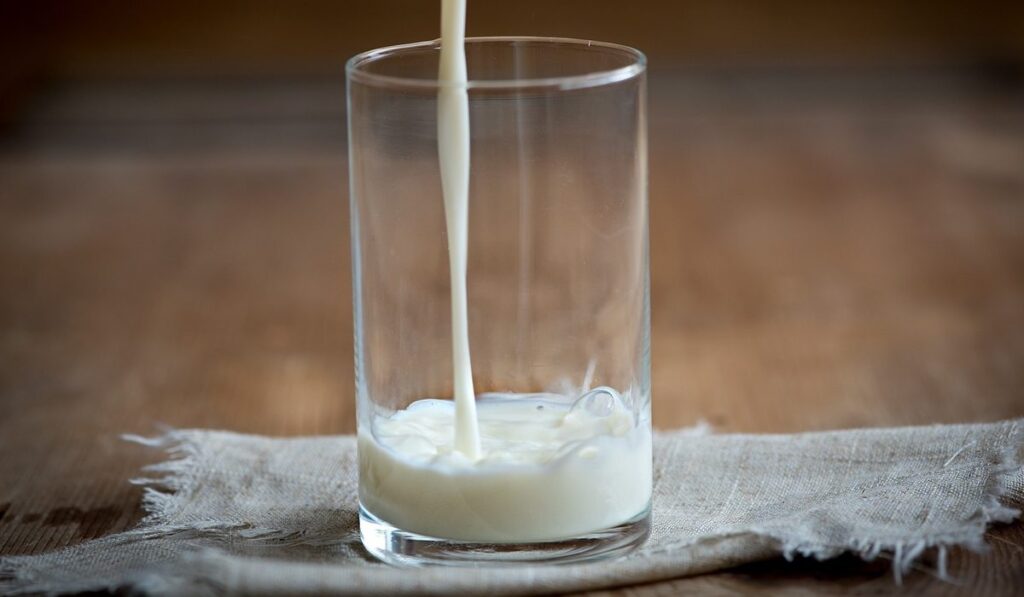 Sancionan por $21.000 millones a 4 empresas por adicionar lactosueros a la leche entera en Colombia