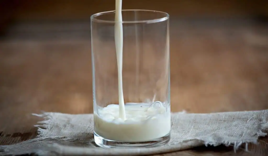 Hay preocupación en Colombia por caída en el consumo de leche: ¿Qué pasa? Sancionan por $21.000 millones a 4 empresas por adicionar lactosueros a la leche entera en Colombia