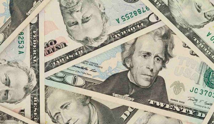 Dólar en Colombia (2) Dólar en Colombia cerró a la baja después de haber llegado a niveles cercanos a los 5.000 pesos.