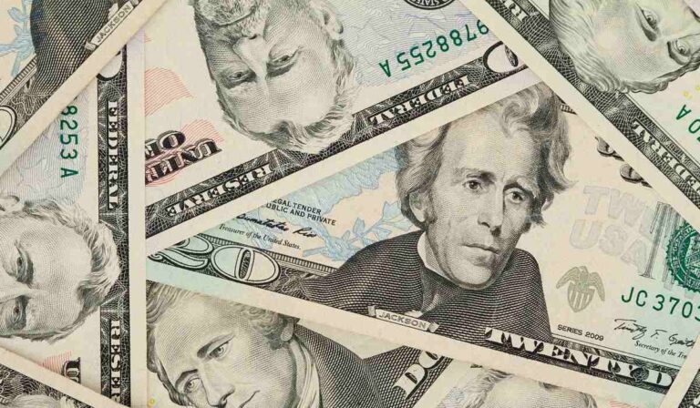Dólar en Colombia cerró a la baja después de haber llegado a niveles cercanos a los 5.000 pesos.