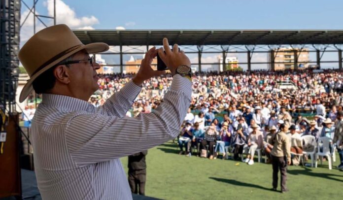 Facultades extraordinarias para Petro en el Plan Nacional de Desarrollo