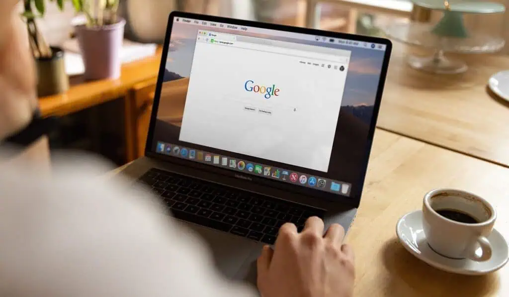 Google anunció nuevos despidos en su área de contratación Imagen ilustrativa de las herramientas de Google para personas con discapacidad, como mapas, audios, subtítulos.