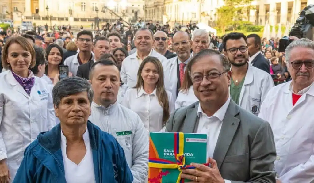 Petro responde a Gaviria sobre retiro de apoyo a la reforma a la salud en Colombia El presidente Gustavo Petro entregó el documento de reforma a la salud en Colombia