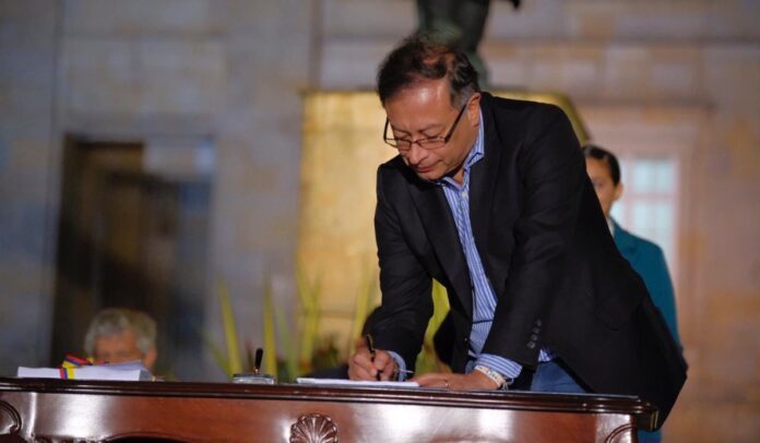 Gustavo Petro, presidente de Colombia, firma el Plan Nacional de Desarrollo