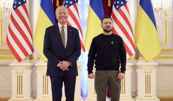 Joe Biden en visita a Ucrania se reunió con Volodomir Zelenski