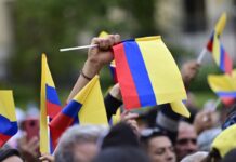 Bandera de Colombia en manos de un ciudadano