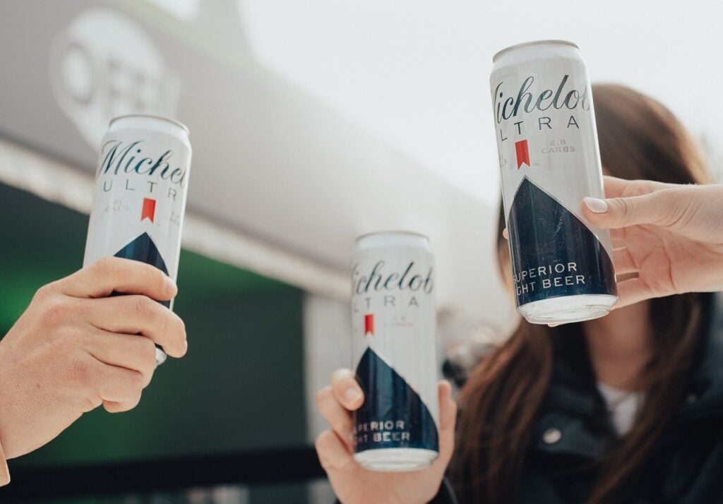 Cerveza a $66.000 en el Super Bowl, precios que sorprenden en el evento del día Michelob Ultra