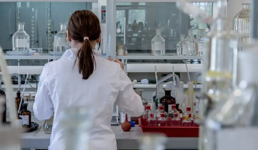 Mujeres con presencia en el sector de química en Colombia ¿Cómo pueden aumentar su participación? Participación de mujeres en sector químico puede aumentar