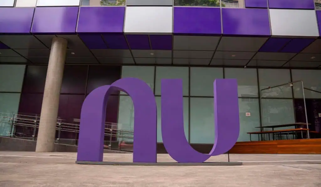 Nubank (Nu Holdings) anuncia recompra de acciones hasta por US$1.000 millones Nu Holdings ingresó US$4.800 millones en el 2022, un aumento récord de 168 % frente a 2021.