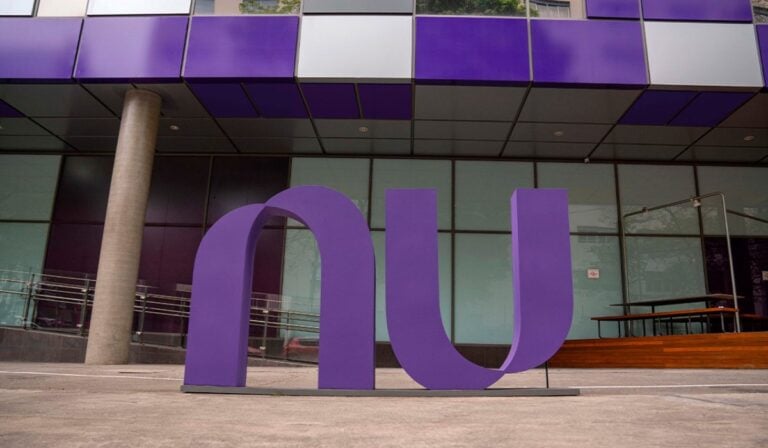 Nubank (Nu Holdings) anuncia recompra de acciones hasta por US$1.000 millones Nu Holdings ingresó US$4.800 millones en el 2022, un aumento récord de 168 % frente a 2021.