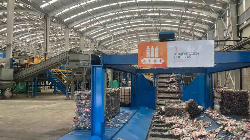 Enka y Postobón anuncian importante acuerdo para suministro de resina de pet reciclada Nueva planta de reciclaje de Enka (1)