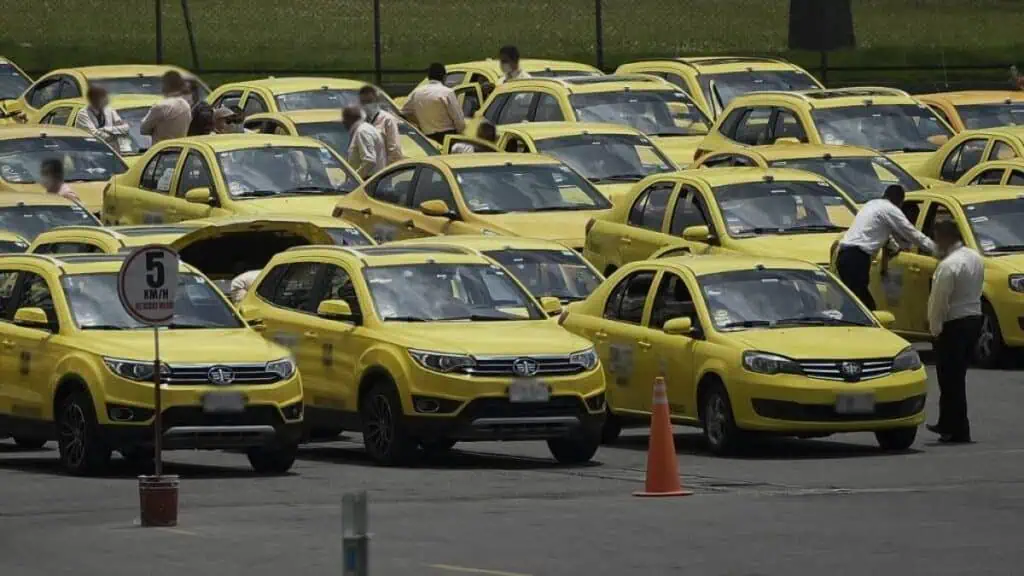 ¿Taxis en Colombia tendrían tarifas dinámicas como lo hace Uber? Subsidio a la gasolina para taxistas.