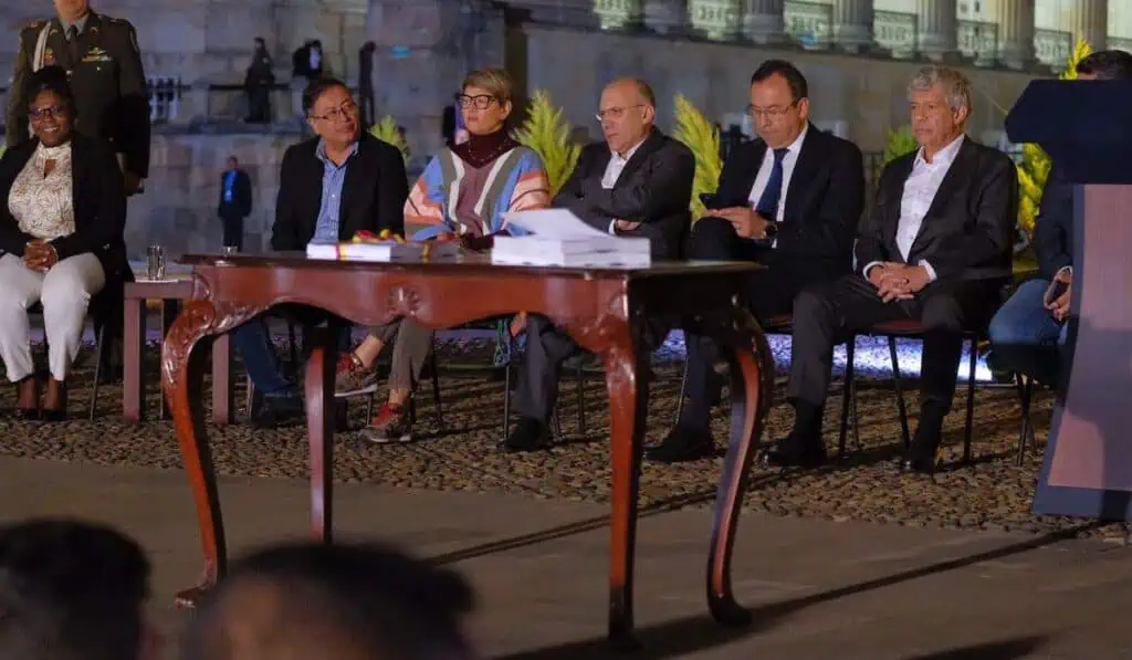 Plan Nacional de Desarrollo plantea transferencias inmediatas entre bancos en Colombia Plan Nacional de Desarrollo, propone interoperabilidad en los sistemas de pagos de bajo monto.