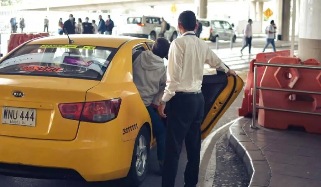 ¿Taxis en Colombia tendrían tarifas dinámicas como lo hace Uber? Costo mensual si carrera mínima de taxis es de $18.000