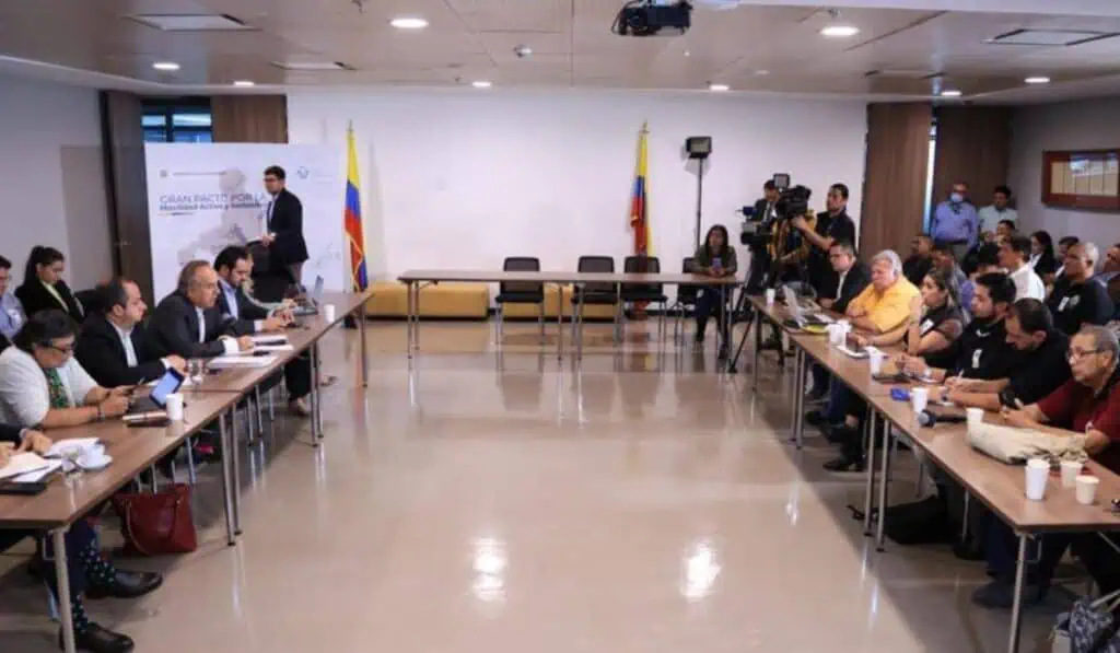 Paro de taxistas 2023 se mantiene en Colombia tras no lograr acuerdo con gobierno Petro Reunión gobierno Petro y taxistas