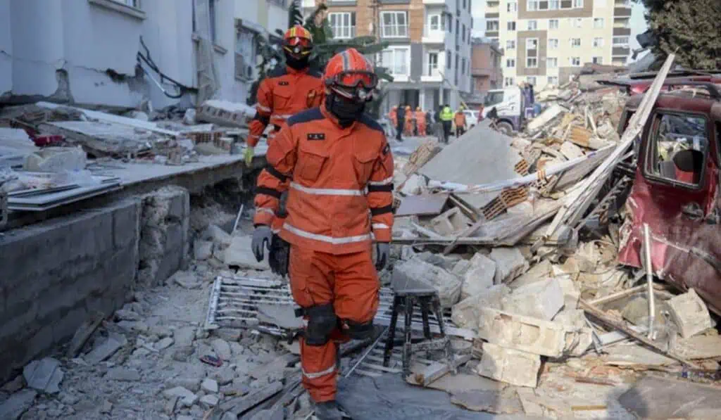 Terremoto de magnitud 6,4 sacudió a Turquía dos semanas después de la tragedia Terremoto de magnitud 6,4 sacudió a Turquía dos semanas después de la tragedia